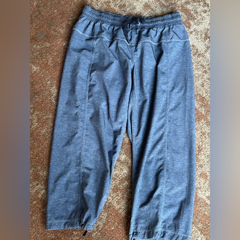 Lululemon Athletica lightweight capris crop pants 4 back zipper pocket